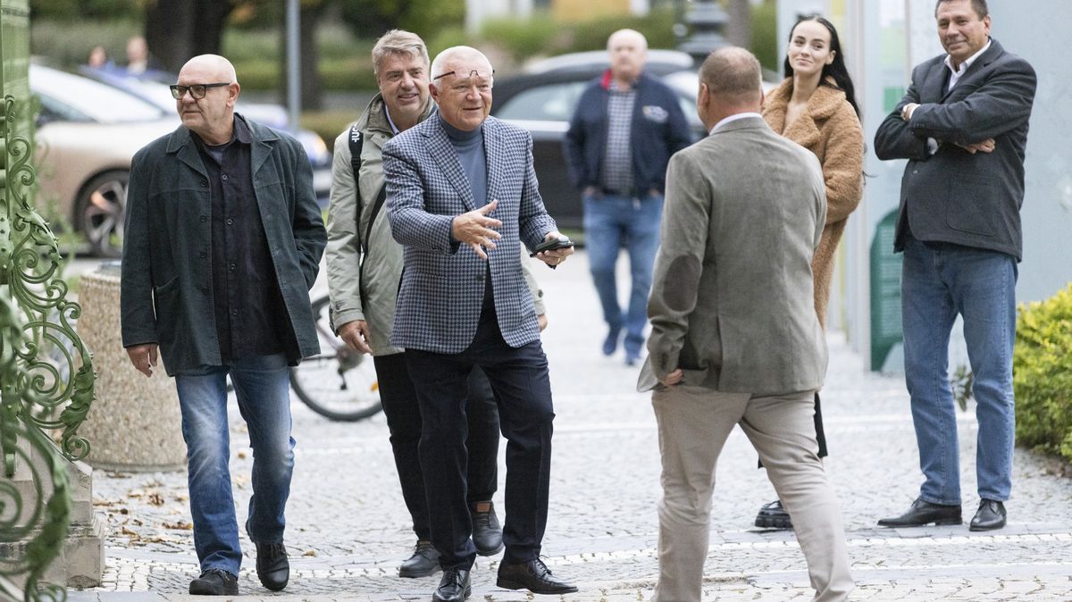 Foto: Babiš vyjednával vládu, Faltýnek si na Moravu sezval zákulisní hráče